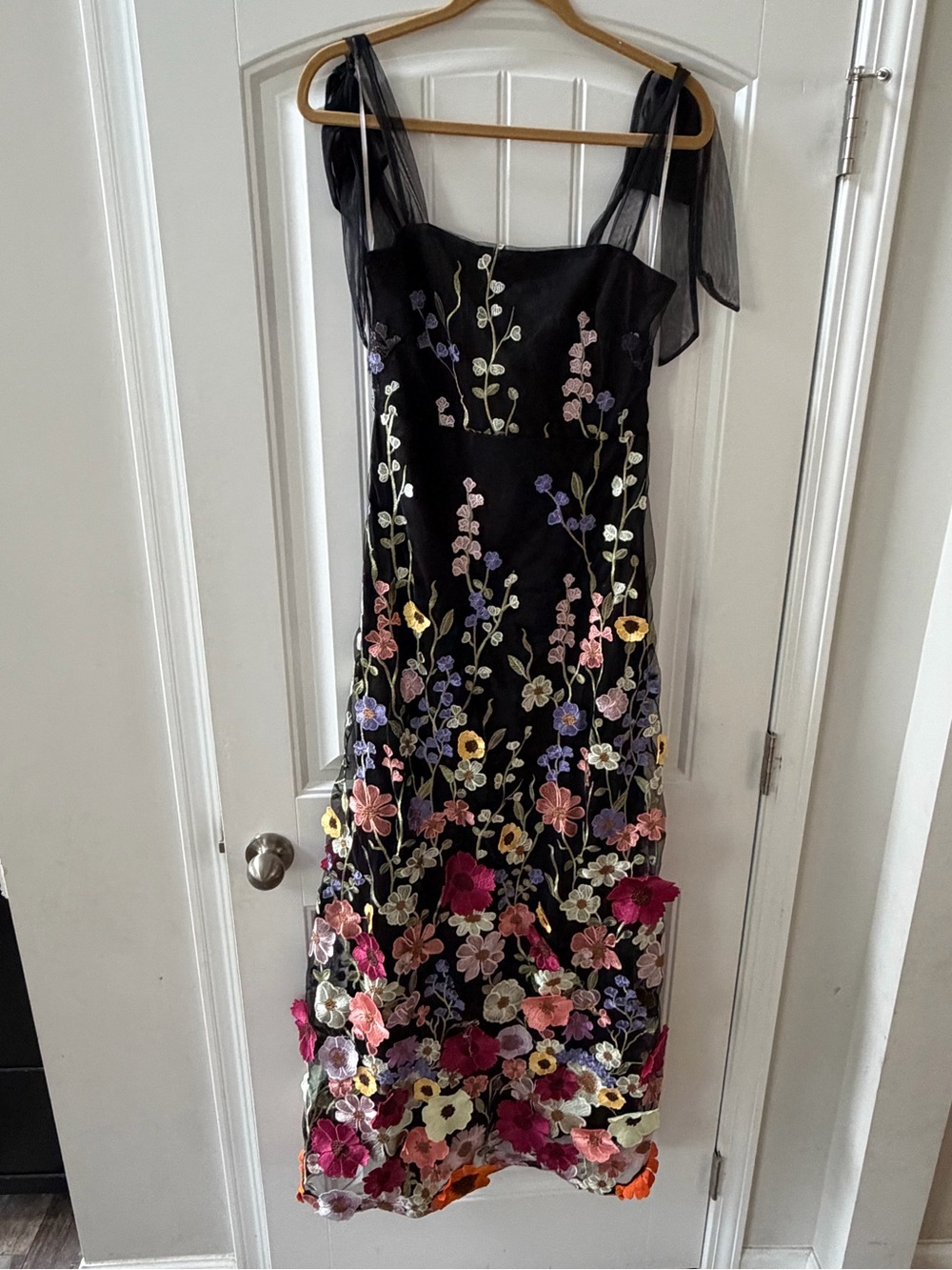 Lulu’s Thriving Poise Black 3D Floral Embroidered Tie-Strap Maxi Dress Sz M